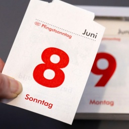 Frau reisst das Kalenderblatt, Sonntag 8. Juni 2025, ab 