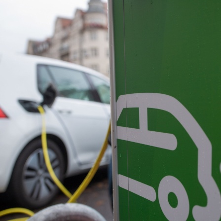 Ein E-Auto an einer Ladesäule