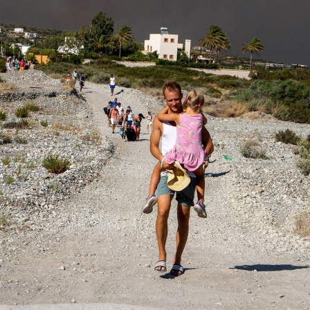 Touristen in Griechenland fliehen vor den Waldbränden