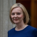 Premierministerin Liz Truss verlässt ihren Wohn- und Arbeitssitz in der Downing Street 10.