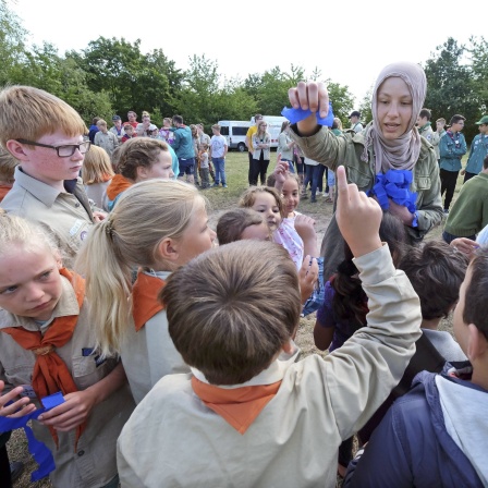 Gemeinsam leben ist das Motto eines achttaegigen Begegnungszeltlagers von muslimischen und christlichen Pfadfindern in Rhens am Rhein im Juli 2015