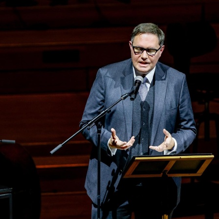 Carsten Brosda (SPD), Hamburgs Kultursenator, steht beim Solidaritätskonzert für Israel auf der Bühne der Laeiszhalle. Die Veranstalter wollen an die Opfer des Terrorangriffs vom 7. Oktober gedenken und ein Zeichen für Freiheit und Menschlichkeit setzen.