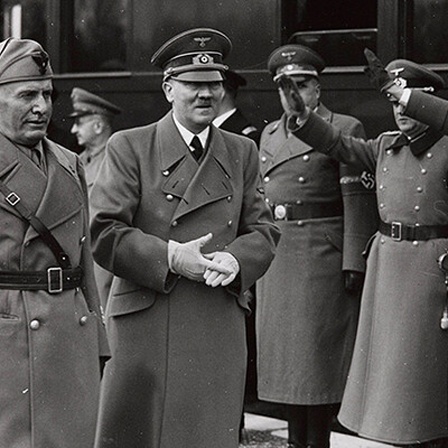 IMAGO / Bridgeman ImagesBenito Mussolini mit Adolf Hitler bei einem offiziellen Besuch in Salzburg im April 1943