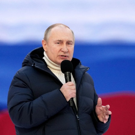 Russlands Machthaber Putin spricht am 18.03.2022 im Moskauer Luschniki-Stadion vor Zehntausenden jubelnden Russen.