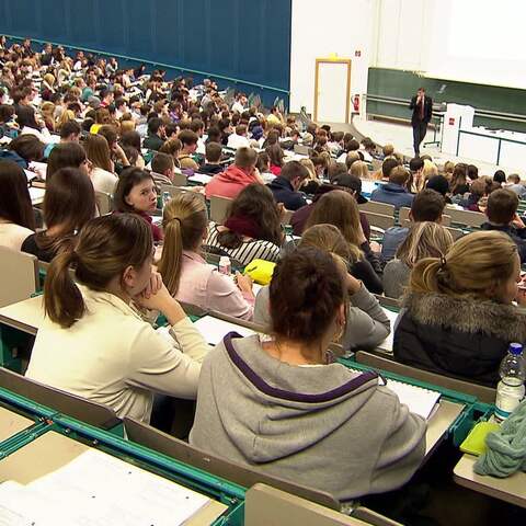 Voller Hörsaal an der Uni.