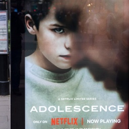 Werbung für die Netflix-Serie "Adolescence" an einer Bushaltestelle in London