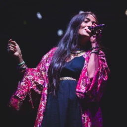 Die Sängerin Hindi Zahra bei einem Konzert ihrer Homeland Tour im Jahr 2017.