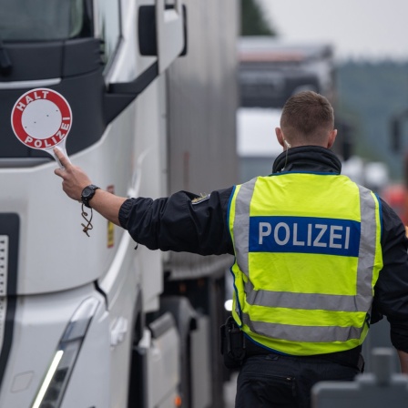 Polizisten kontrollieren Fahrzeuge an allen deutschen Landesgrenzen.