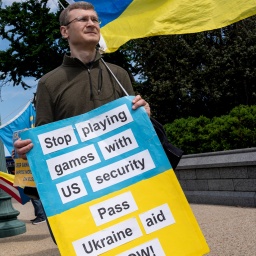 Aktivisten, die die Ukraine unterstützen, demonstrieren vor dem Kapitol in Washington