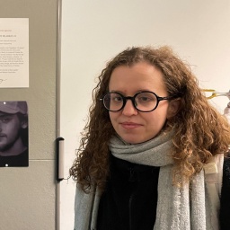 Ausstellung "Unissued Diplomas. Studentische Kriegsopfer in der Ukraine" in der Universitätsbibliothek Tübingen