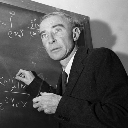 Dr. J. Robert Oppenheimer schreibt eine Formel an die Tafel.