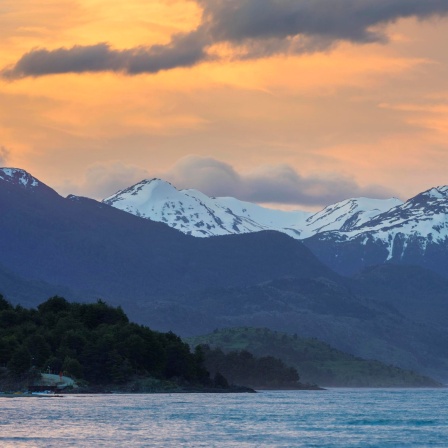 Berge und Meer im Sonnenuntergang