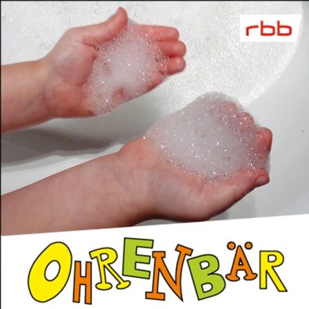 Zwei Kinderhände mit Schaum, über einem weißen Waschbecken (Quelle: rbb/OHRENBÄR/Sonja Kessen)