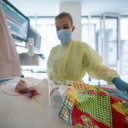 Eine Intensivpflegerin versorgt auf der Kinder-Intensivstation des Olgahospitals des Klinkums Stuttgart einen am Respiratorischen Synzytial-Virus (RS-Virus oder RSV) erkrankten Patienten, der beatmet wird.