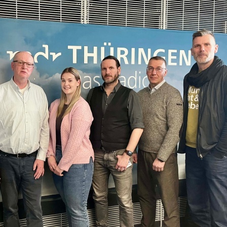Ein Gruppe von Menschen steht nebeneinander im Radiostudio von MDR THÜRINGEN - Das Radio