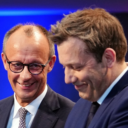 CDU-Chef Friedrich Merz blickt zu SPD-Chef Lars Klingbeil, beide lächeln