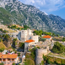 Luftaufnahme der Burg Kruje und ihrer Festung, des Kruje Turms und des Museums mit den Bergen im Hintergrund. Albanien