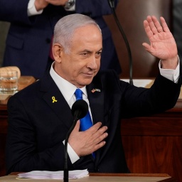 Der israelische Premierminister Benjamin Netanjahu hebt bei einer Rede vor dem Kongress im Kapitol in Washington die Hand.