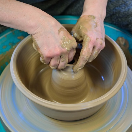Tage der Offenen Ateliers Brandenburg 2023_Töpfern einer Keramik auf der Töpferscheibe_foto: dpa/Patrick Pleul
