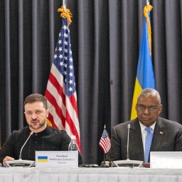 Bundesverteidigungsminister Boris Pistorius, Ukraine-Präsident Wolodymyr Selenskyj und US-Verteidigungsminister Lloyd Austin sitzen beim Treffen der Ukraine-Kontaktgruppe auf der US Air Base Ramstein nebeneinander.