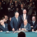 Der US-Außenminister William P. Rogers (Mitte) unterzeichnet am 27. Januar 1973 im Pariser Hotel Majestic das Waffenstillstandsabkommen zwischen den USA und Nordvietnam.