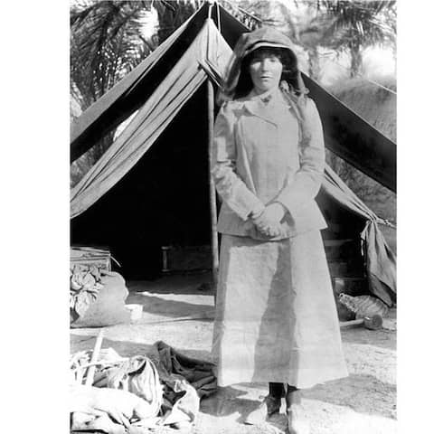 Gertrude Bell bei einer Expedition in Babylon, 1909