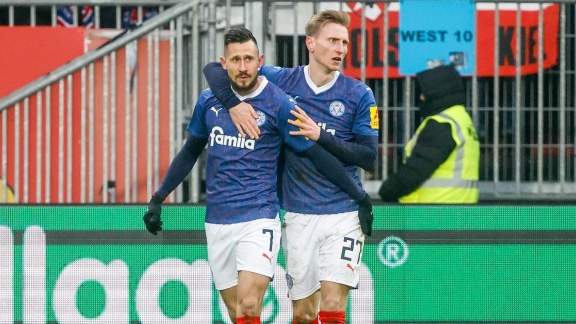 Sportschau Bundesliga - Kiel Gewinnt Gegen Schalke Und Rückt Auf Platz Zwei Vor