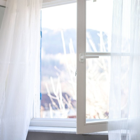 Sonnenlicht scheint am frühen Morgen durch ein Fenster