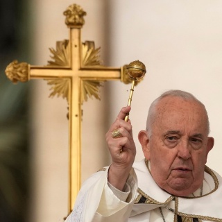 Papst Franziskus verspritzt Weihwasser während der Ostermesse im Vatikan.