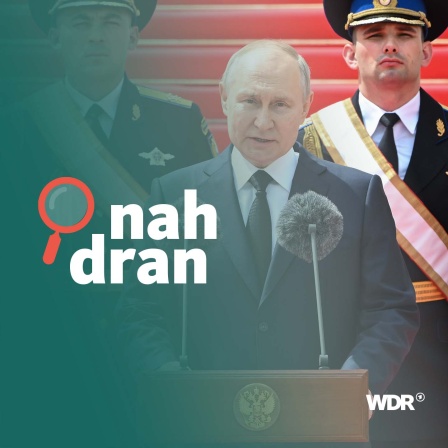 Das Bild zeigt Russlands Präsident Wladimir Putin während einer Rede vor Mikrofonen, daneben das Logo des "nah dran"-Podcasts