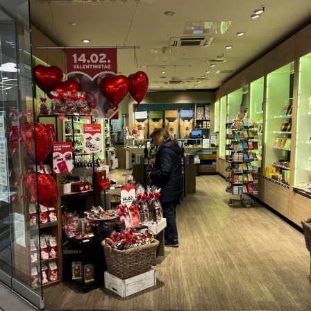 Ein Geschäft verkauft Pralinen und Geschenke zum Valentinstag