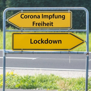 Illustration Wegweiser-Verkehrsschilder "Corona Impfung Freiheit” und "Lockdown”