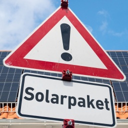 Warnschild mit der Aufschrift "Solarpaket"