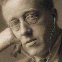 Montage: Gustav Holst mit Kopfhörern.