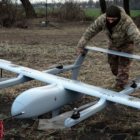 Ein ukrainischer Soldat der 22. mechanisierten Brigade bereitet den Start einer Mittelstrecken-Drohne Poseidon H10 an der Front in der Nähe von Bachmut in der Region Donezk vor.