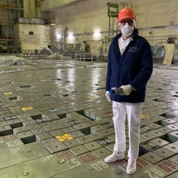 Das Beitragsbild des Dok5 "Atomkraftwerke im Ukraine-Krieg" zeigt den Autor Reinhard Brüning im Atomkraftwerk Saporischschja in der Ukraine.