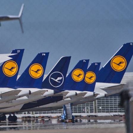 Parkende Flieger der Lufthansa am Flughafen München