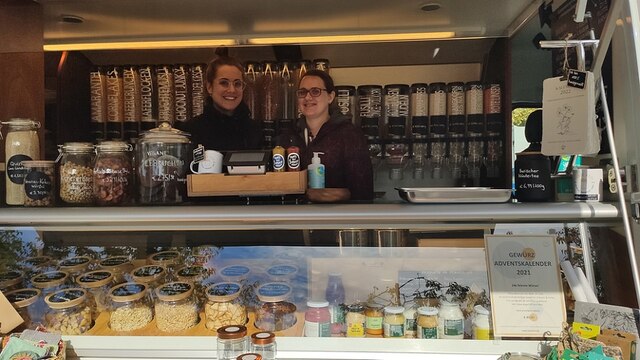 Theresa Kummer (links) mit neuer Mitarbeiterin in ihrem mobilen Unverpackt-Laden. | Bild: BR / Marina Weirich, South&Browse