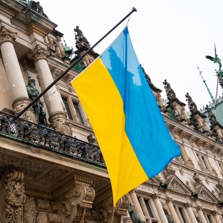 Die ukrainische Flagge weht vor dem Hamburger Rathaus