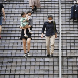Das Beitragsbild des Dok5 "Alterndes Japan" zeigt eine junge Mutter mit Kind und eine ältere Frau im öffentlichen Raum in Tokyo, Japan 2022.