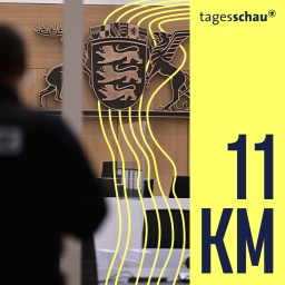 Sicherheitskräfte und Anwälte stehen zu Beginn eines Prozesses vor einem Gerichtssaal vor dem OLG Stuttgart (Symbolbild).