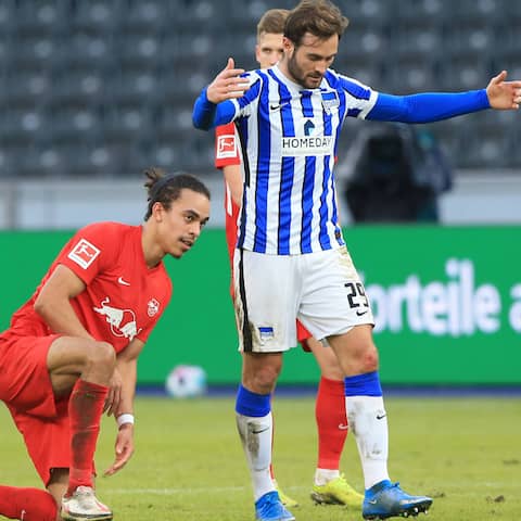 Lucas Tousart (Hertha) schaut ratlos im Spiel gegen Leipzig