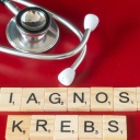 Symbolbild Diagnose Krebs in Holzbuchstaben geschrieben und Stetoskop