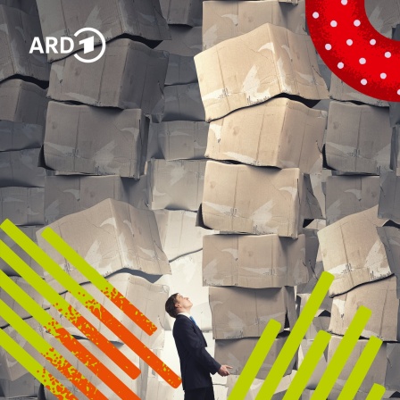Ein Mann bemüht sich einen großen Stapel an Paketen zu halten. | Bild: Sergey Nivens/Shotshop/picture alliance/Bildmontage: BR
