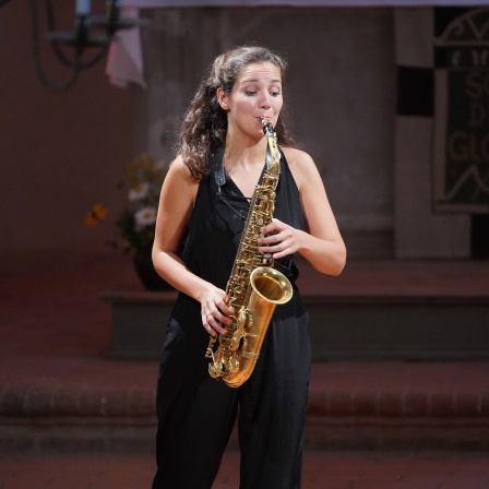 Asya Fateyeva spielt Saxophon in der Klosterkirche Arendsee. 