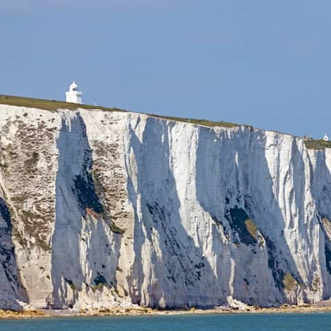 Blick auf die weißen Klippen von Dover (Foto: imago images / Shotshop) 