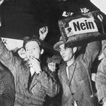 Demonstranten bringen am 23.10.1955 bei der Volksabstimmung über das zwischen Paris und Bonn vereinbarte "Europäische Saarstatut" in Saarbrücken ihr "Nein" mit Transparenten und Sprechchören zum Ausdruck.