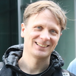 Mirco Wiegert trägt einen Rucksack mit fritz-kola Emblem.