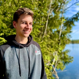 Der Harzer Profiangler Max Guder an seinem Hausgewässer(Bild: rbb/F.Rößler)