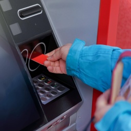 Bankautomat - eine Person hebt Geld ab